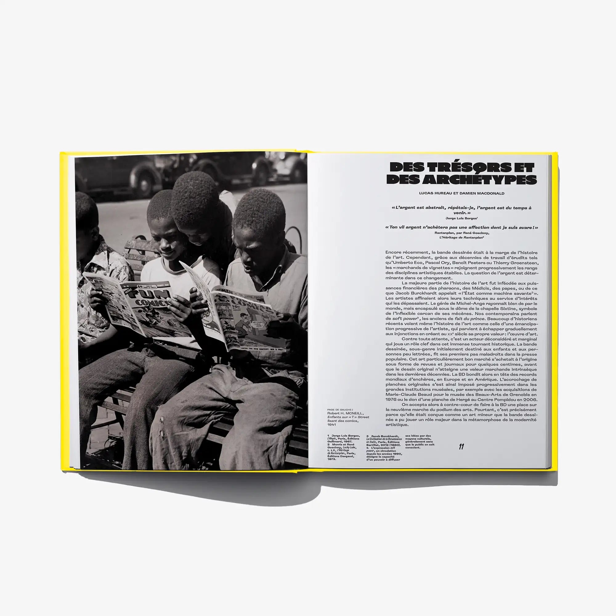 Open graphic novel spread with black-and-white photos and French text on right page