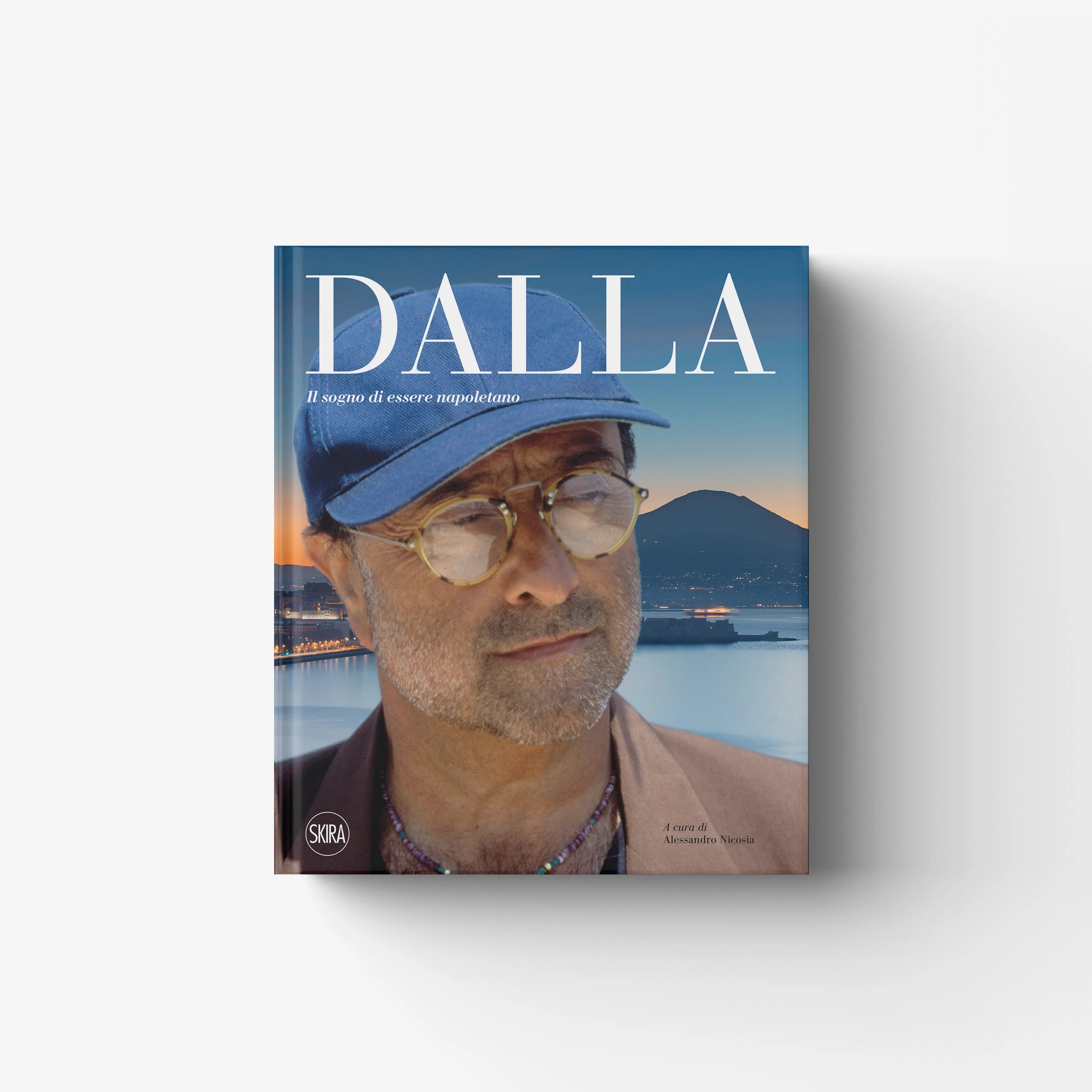 Monografia fotografica e artistica Skira Arte Lucio Dalla in blu con cappello e occhiali, collaborazione con la Fondazione Lucio Dalla