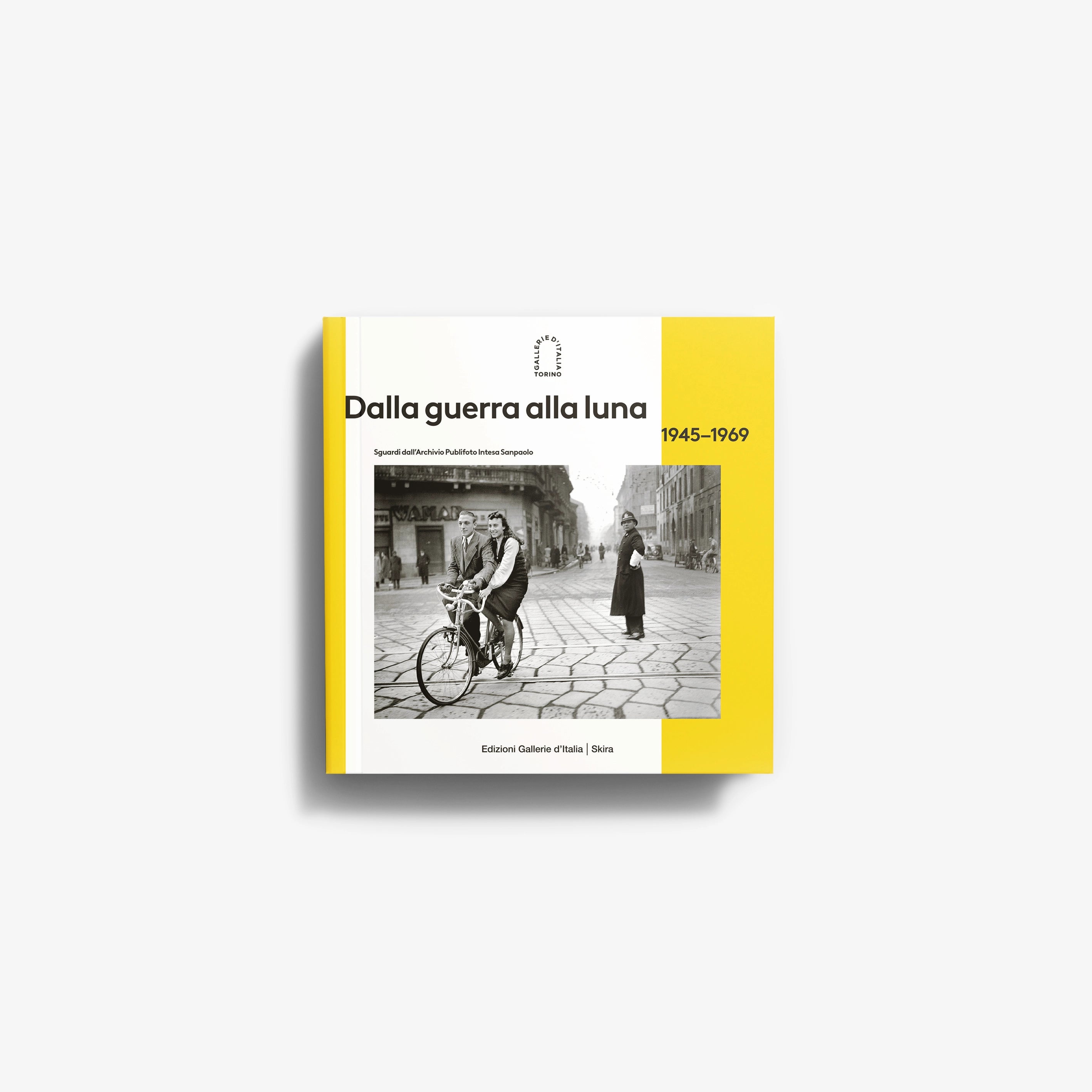 Libro fotografico storico in bianco e nero di Skira Arte, con circa ottanta immagini e copertina gialla