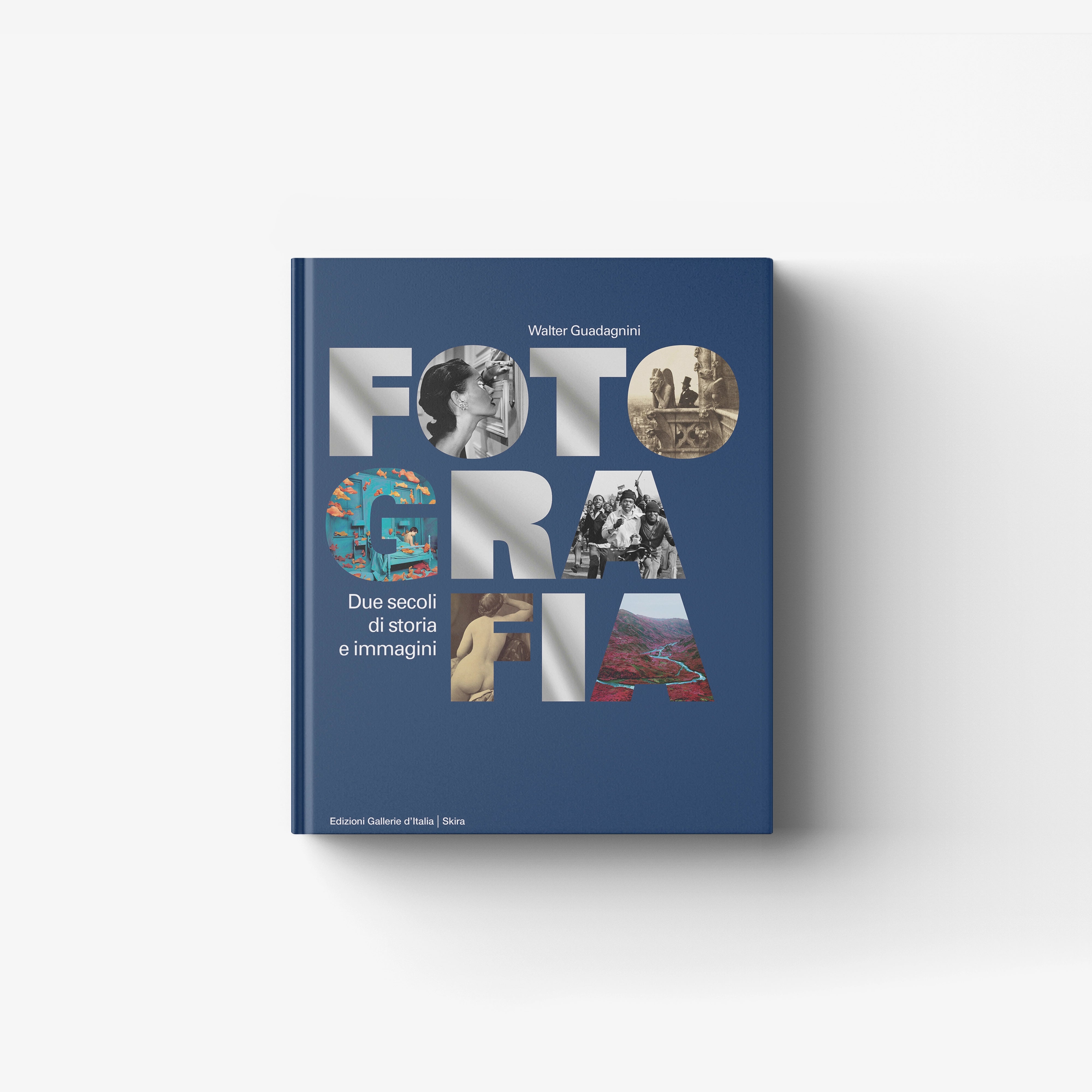 Photography history book in blue with Skira Arte and illustrated sixteen chapters