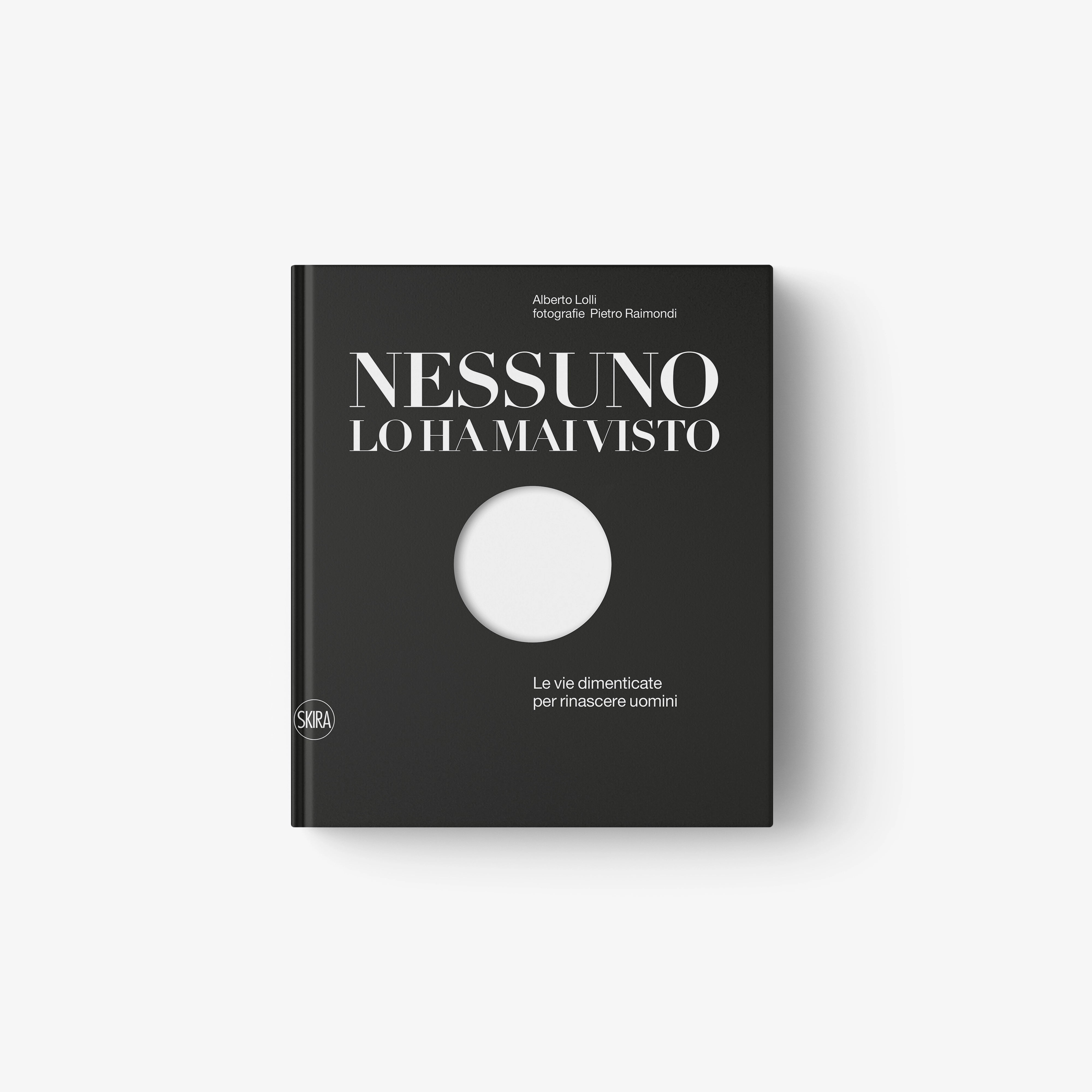 Black square book with white circle cutout and white text "NESSUNO LO HA MAI VISTO" on cover.