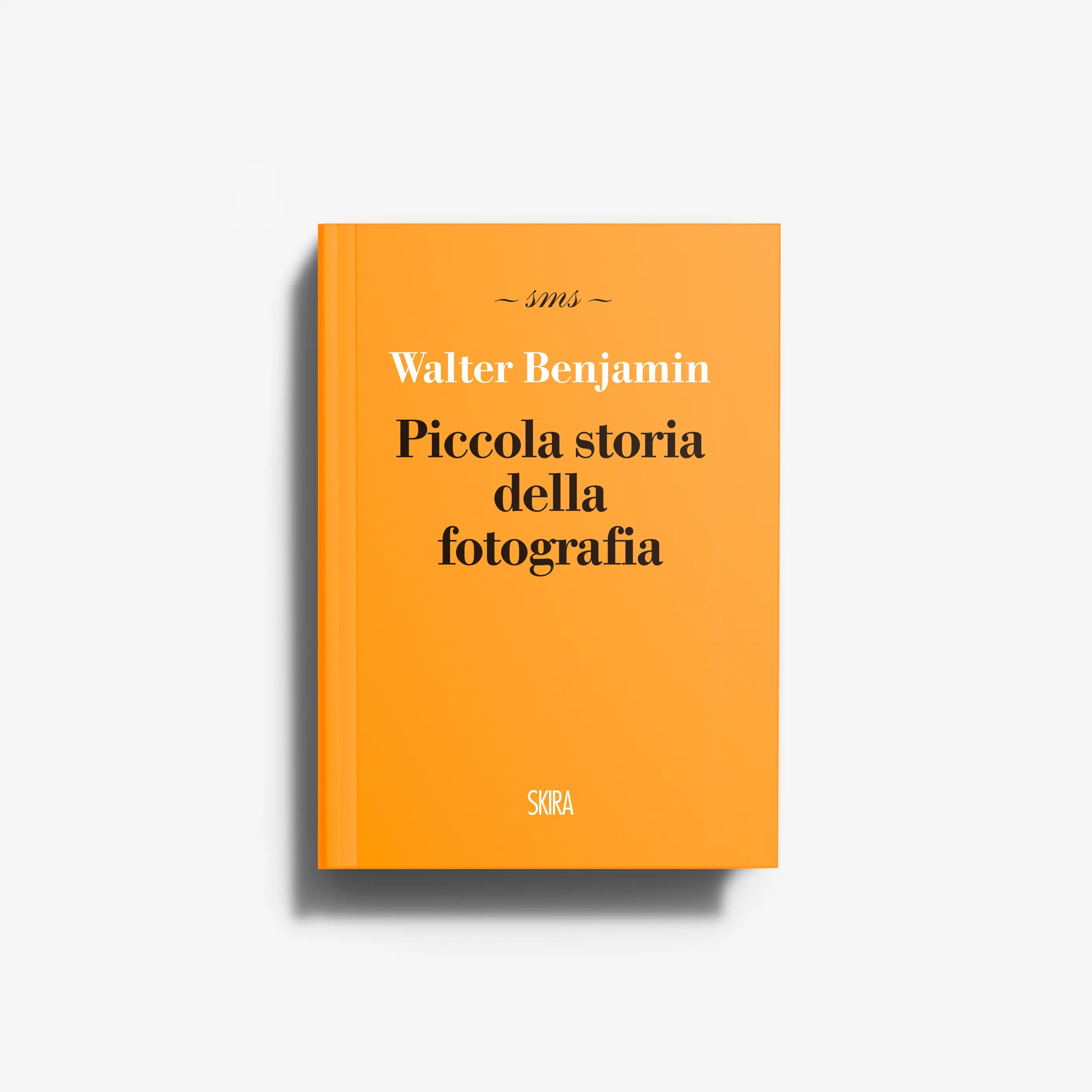 libro di storia della fotografia in arancione con copertina Skira Arte, saggio di Walter Benjamin 1892-1940