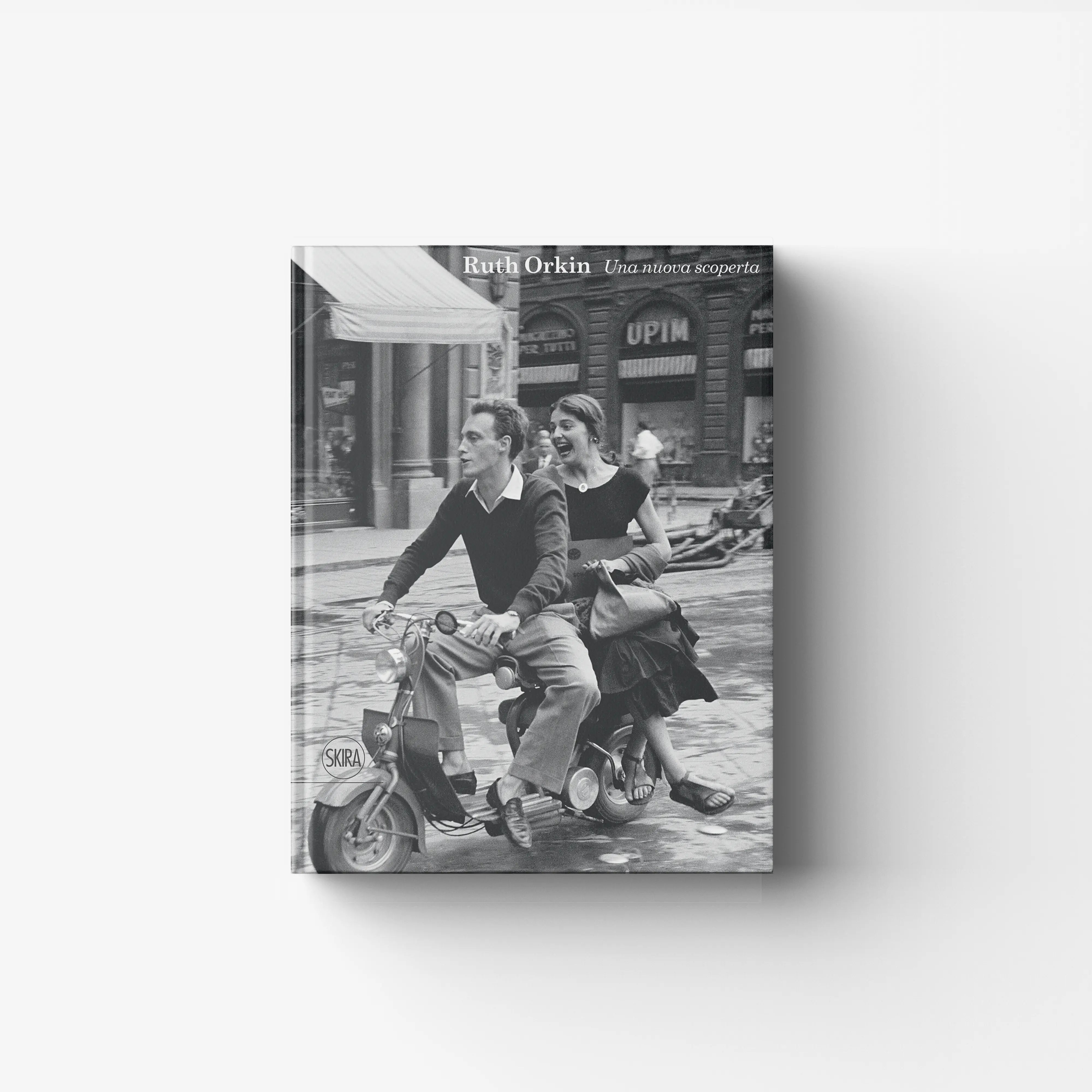 Monografia fotografica in black and white by Skira Arte, Ruth Orkin, with street scene and title text Una nuova scoperta