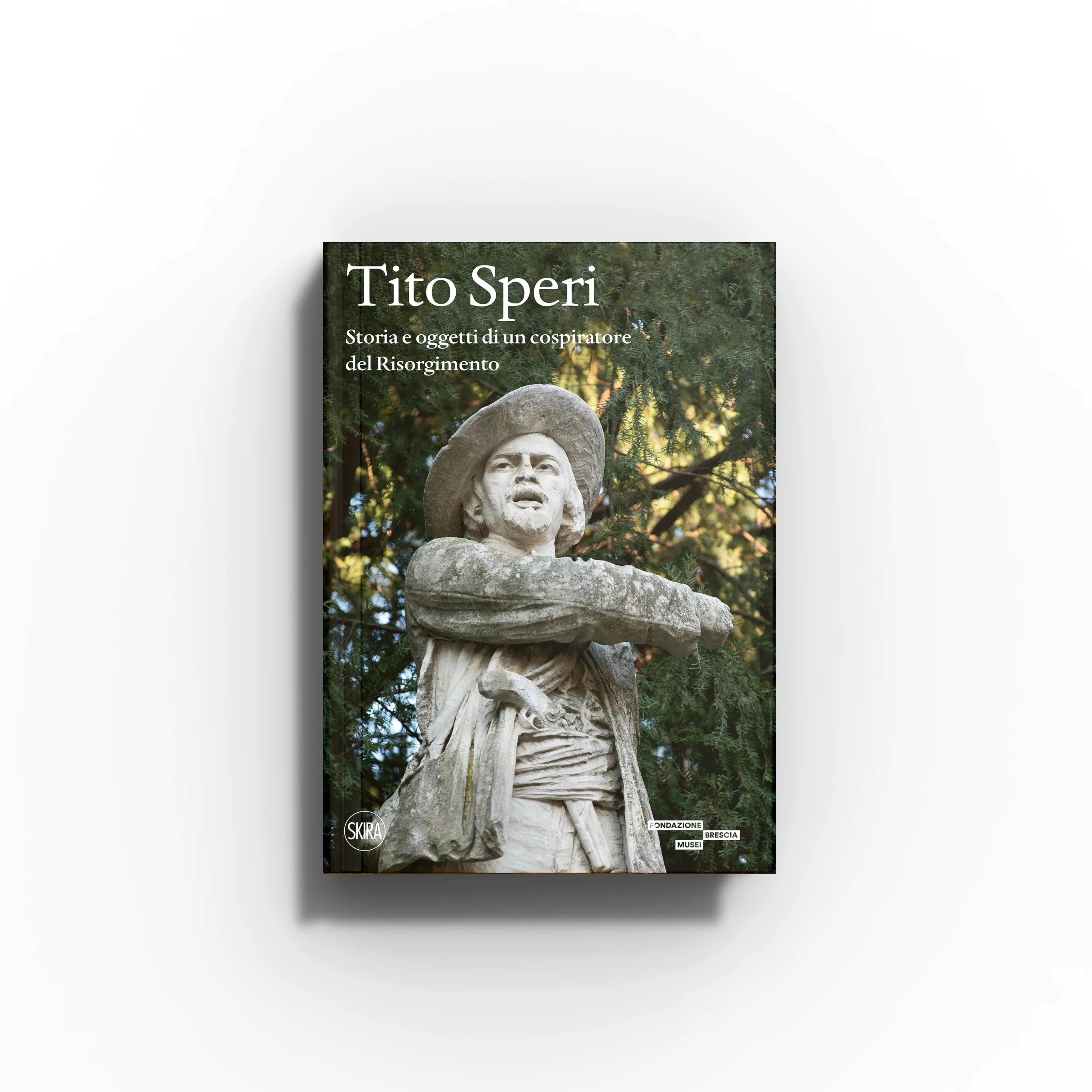 Book Tito Speri by Skira Arte with green cover and bust statue, iconography and objects belonging to the patriot