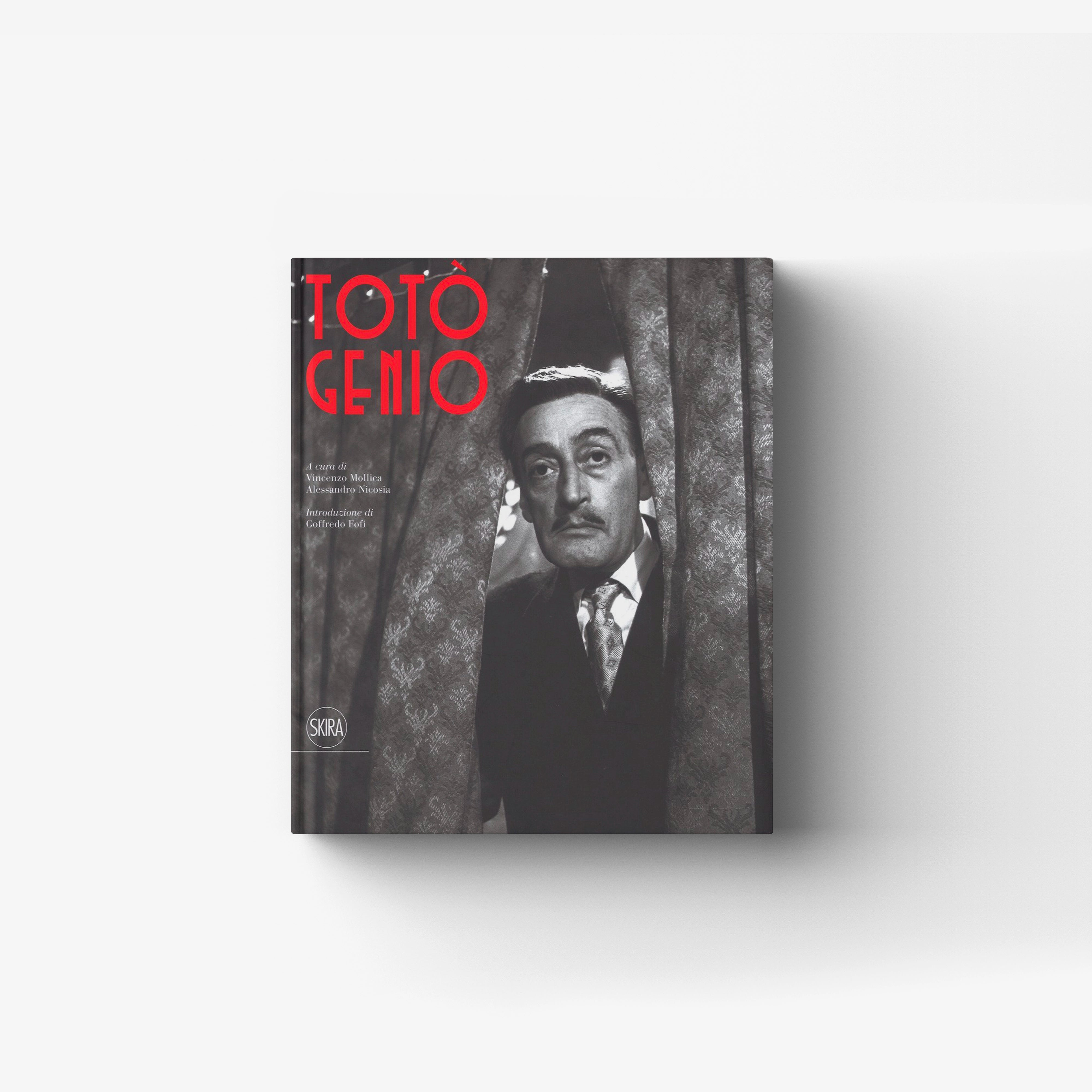 Libro di narrativa Skira Arte Totò Genio in bianco e nero, con capa nera e titolo rosso